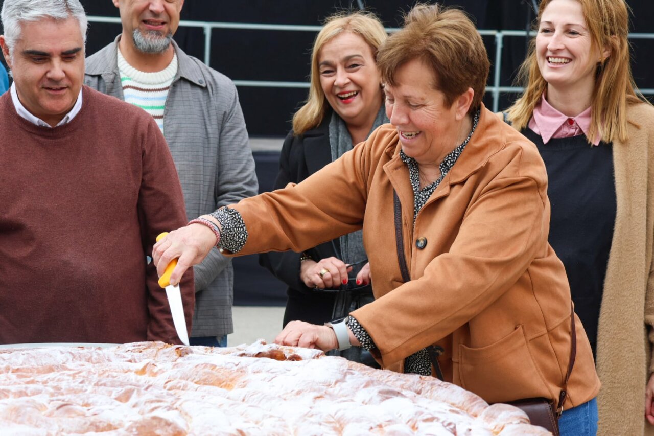 gran ensaimada en la feria de Santany&iacute;.