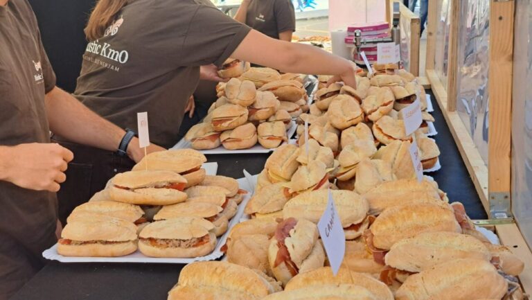 Mesa con numerosos llonguets en la Fira del Llonguet en Es Pil&middot;lar&iacute;