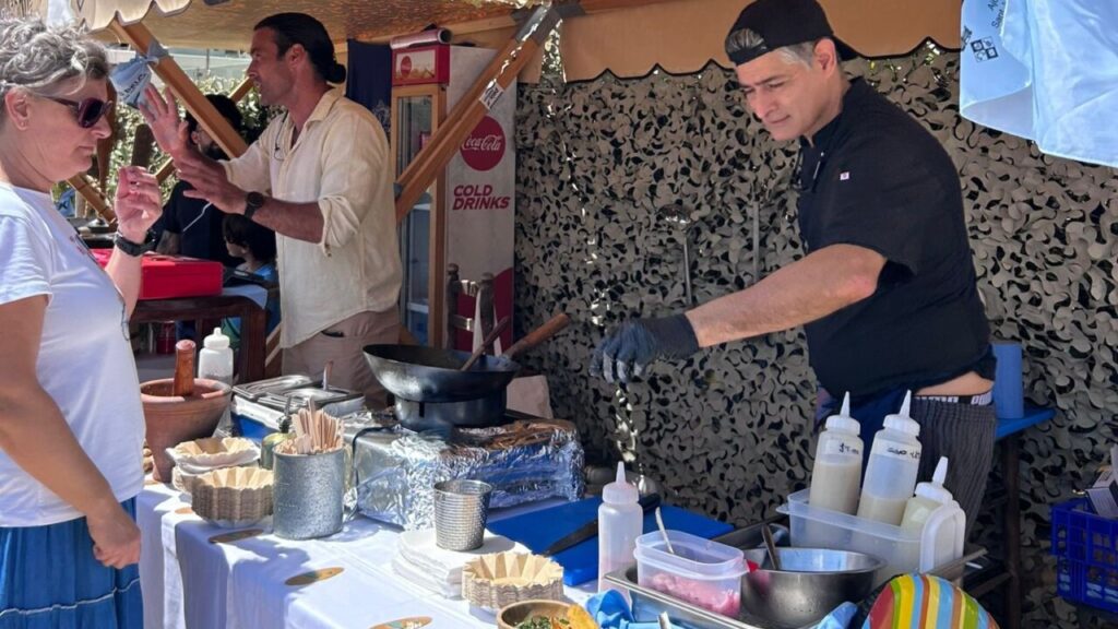Chef preparando pescado en la III Fira des Peix en Ibiza