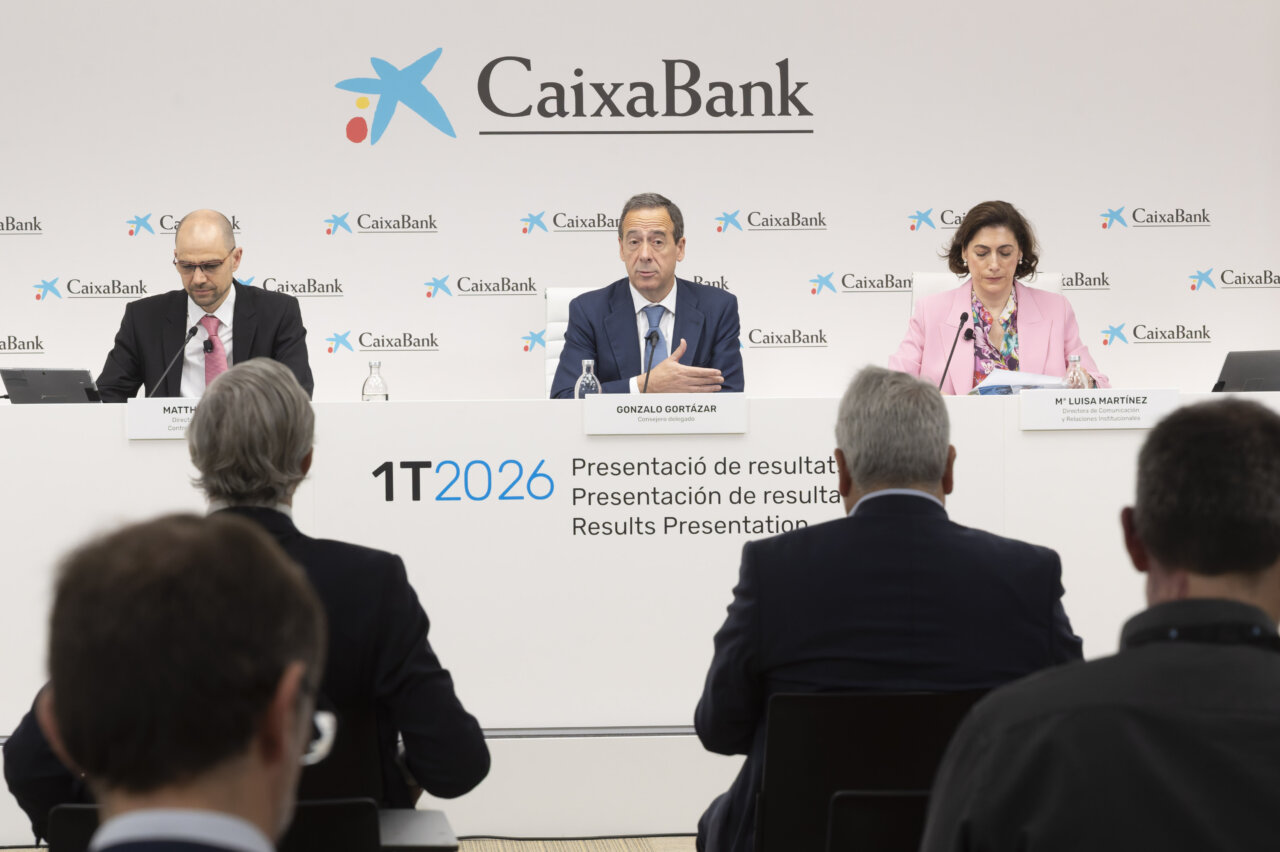 Gonzalo Gort&aacute;zar y equipo presentando resultados de CaixaBank 1T 2026