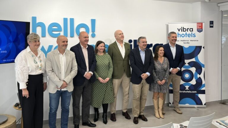 Grupo de personas en evento de Vibra Hotels sobre sostenibilidad