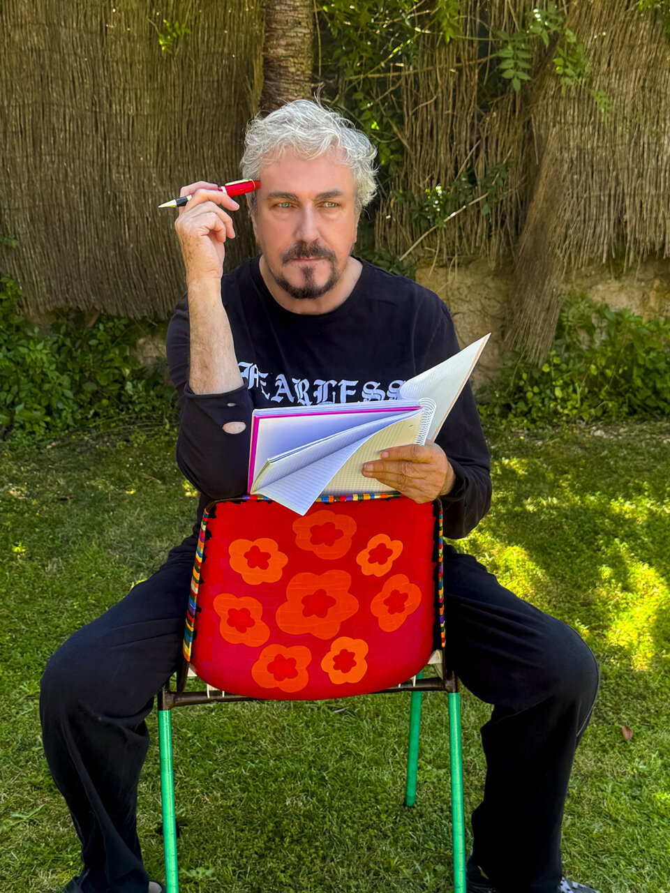 Jaime Roig de Diego sentado en una silla con un cuaderno y un bolígrafo en la mano.