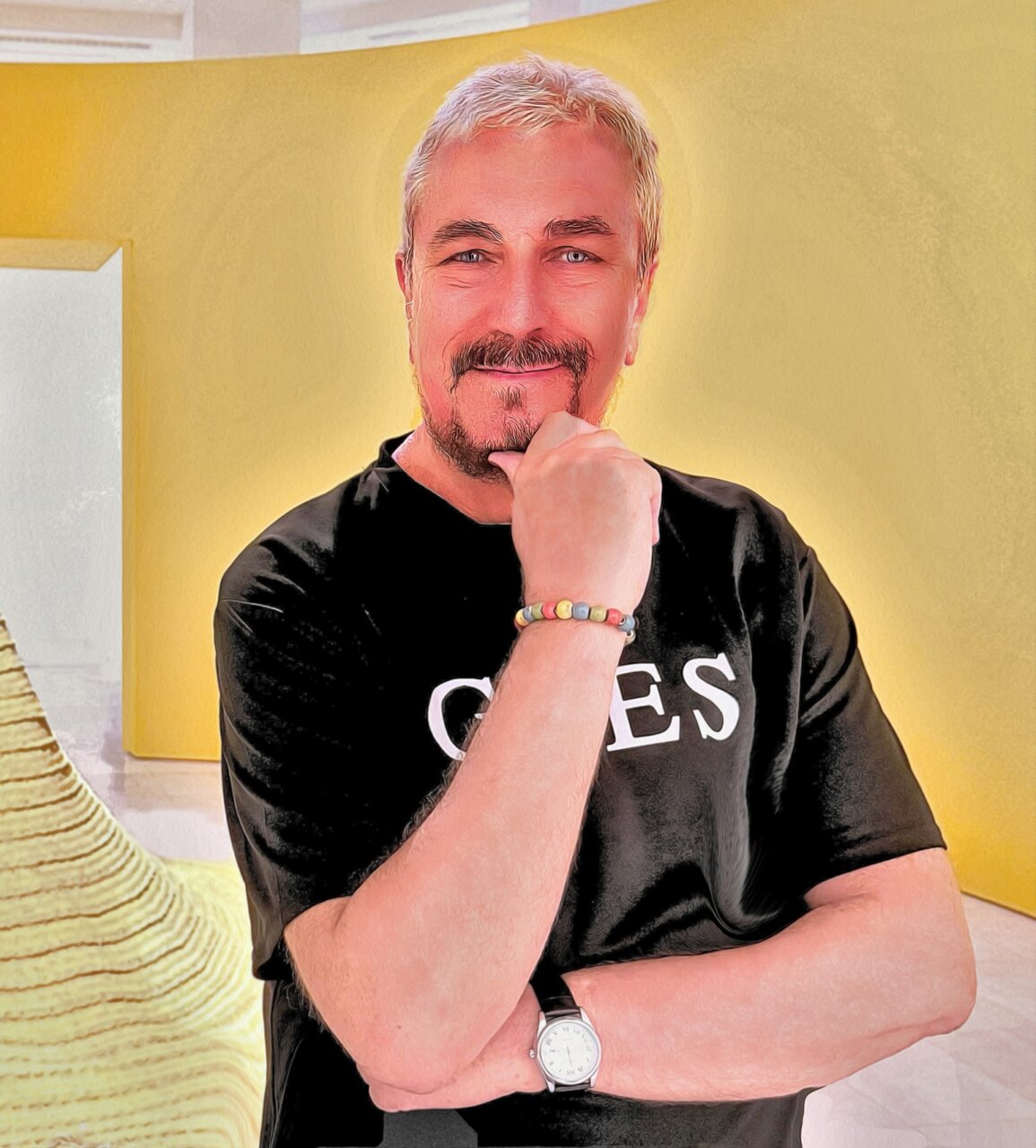 Jaime Roig de Diego posando con una sonrisa en su casa