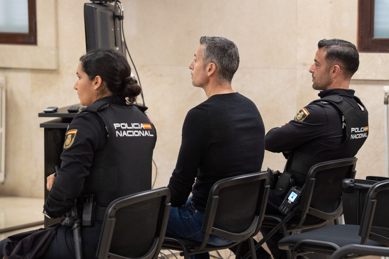 Imagen de un juicio con Salvador Llinás y policías presentes