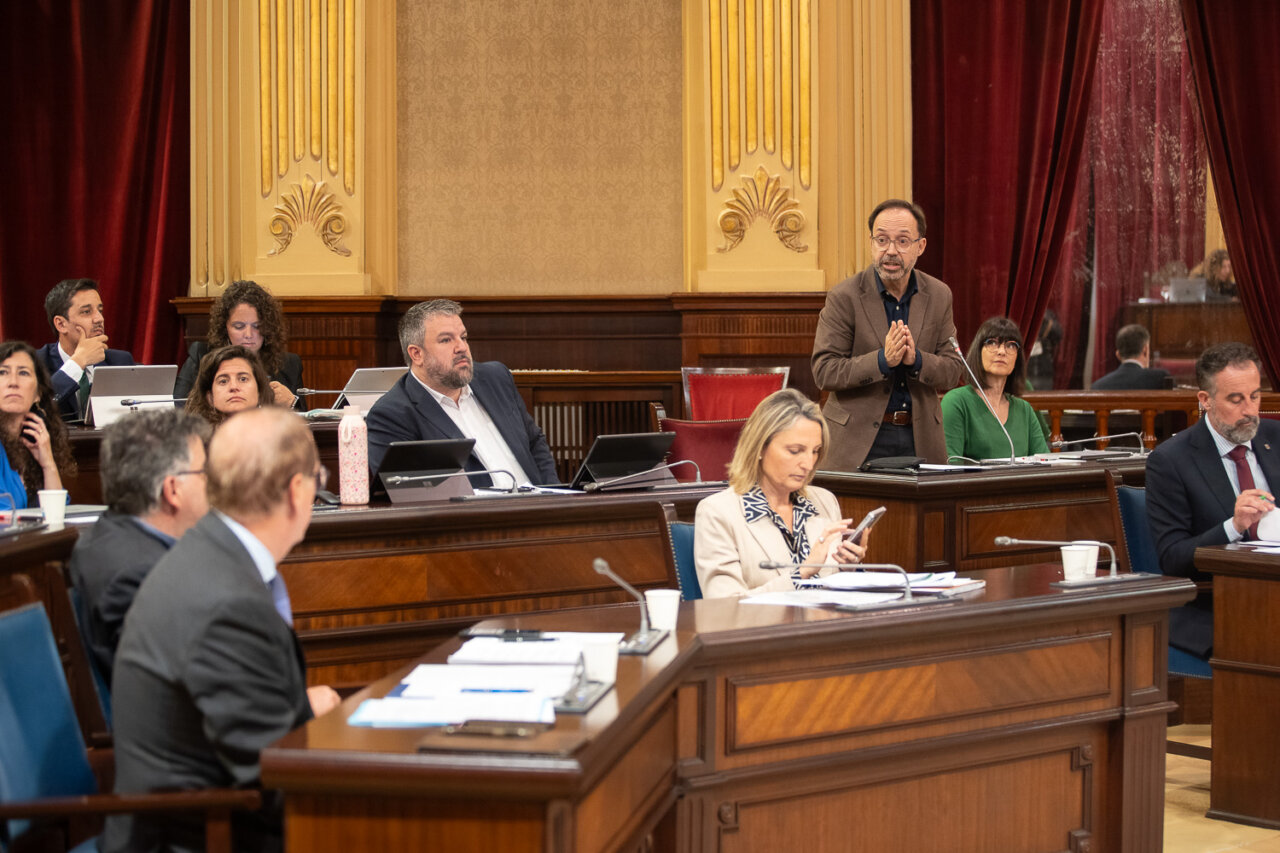 Reuni&oacute;n en el Parlamento con varios miembros discutiendo
