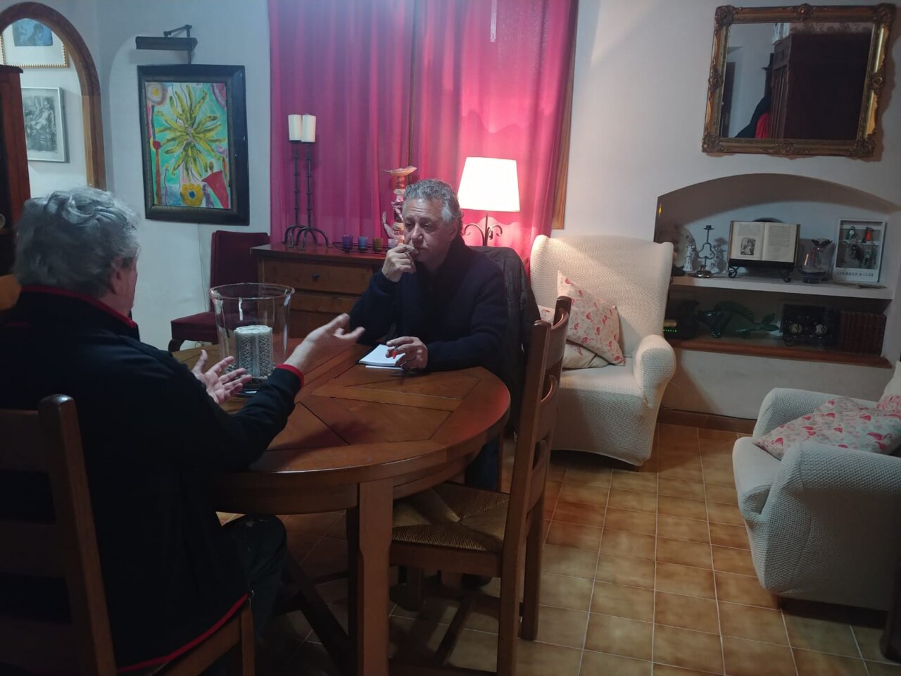 Jaime Roig de Diego conversando en su casa con un entrevistador.