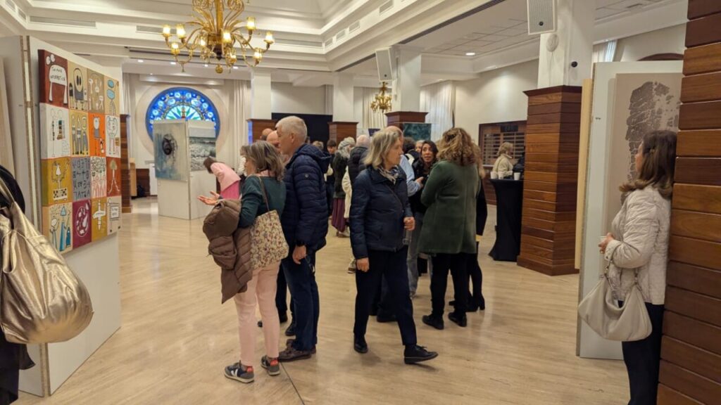 Personas visitando una exposici&oacute;n de arte en Palma