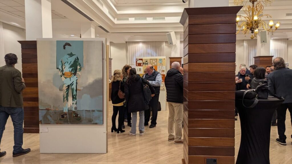 Exposici&oacute;n de arte en el C&iacute;rculo de Bellas Artes de Palma con asistentes