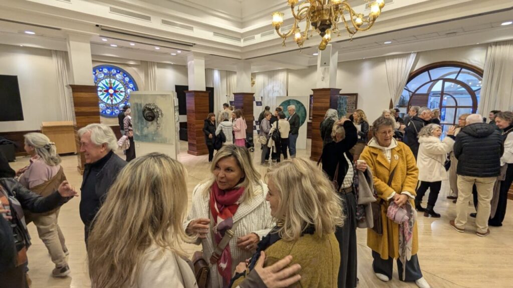 Asistentes conversando en el certamen de pintura en Palma