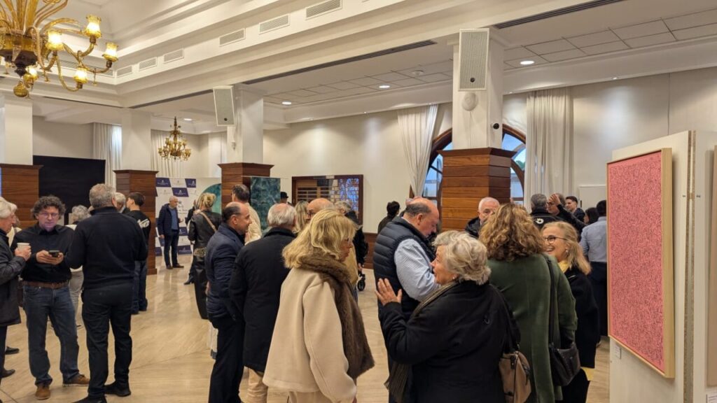 Asistentes conversando en el certamen de pintura en Palma