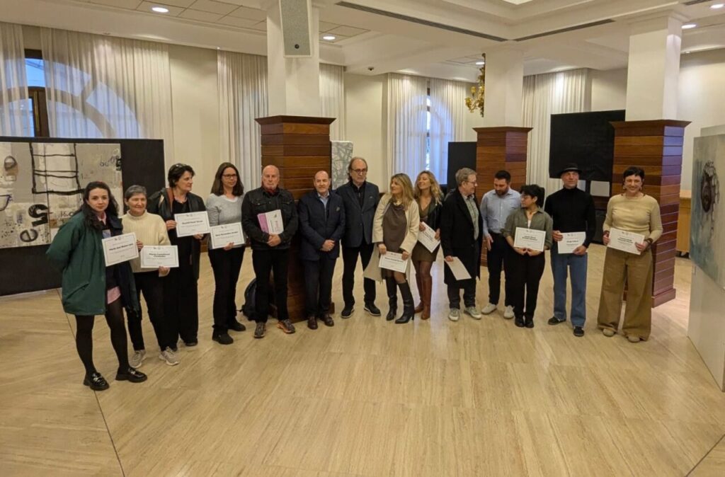 Grupo de artistas premiados en el certamen de pintura en Palma