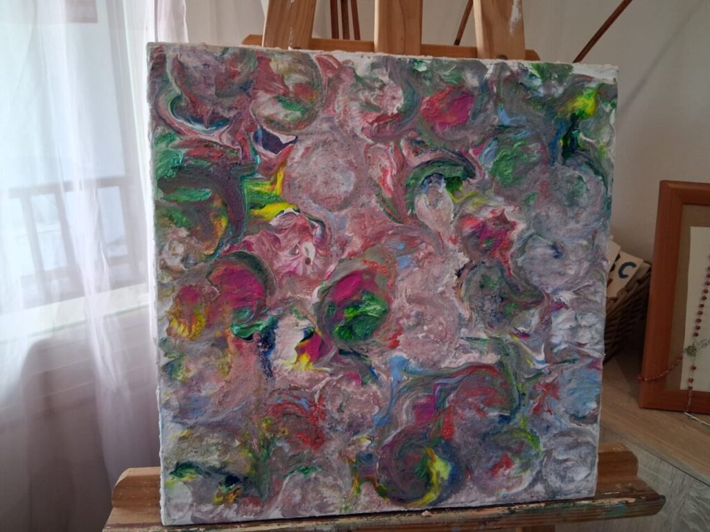 Pintura abstracta con colores vibrantes y texturas diversas