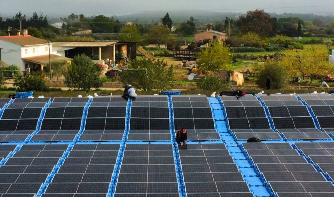 Instalaci&oacute;n fotovoltaica flotante en Inca con paneles solares