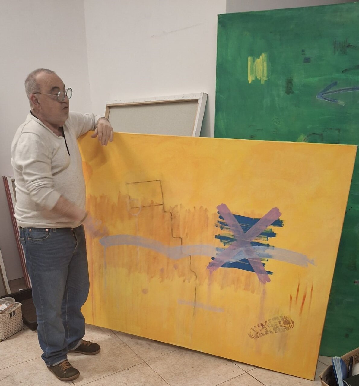 Pep Coll presenta una de sus obras en su taller de arte.