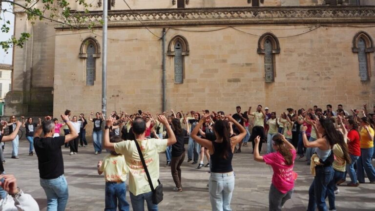 Grupo de j&oacute;venes participando en actividades del Acampallengua en Manacor