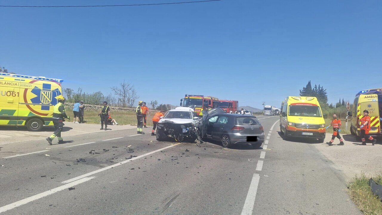 Accidente de tr&aacute;fico con tres veh&iacute;culos y heridos en Alc&uacute;dia