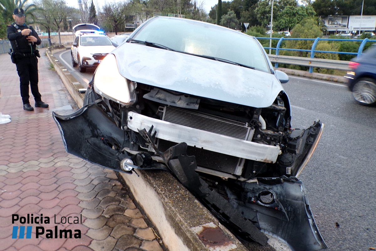 Vehículo accidentado en Son Rapinya tras colisionar con un muro