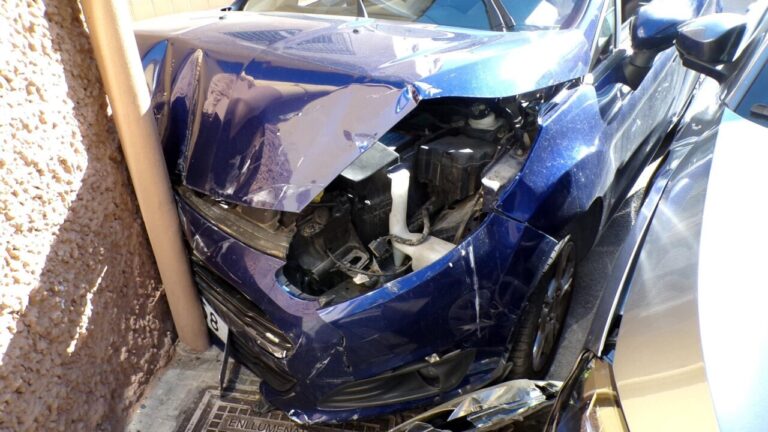 Coche da&ntilde;ado tras accidente en Palma, con da&ntilde;os visibles en la parte frontal.
