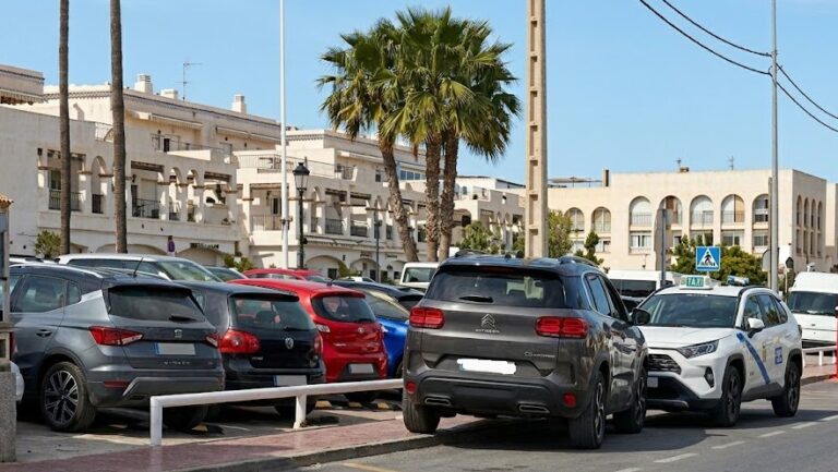 Detenido un conductor sin carnet tras chocar contra un taxi y fugarse