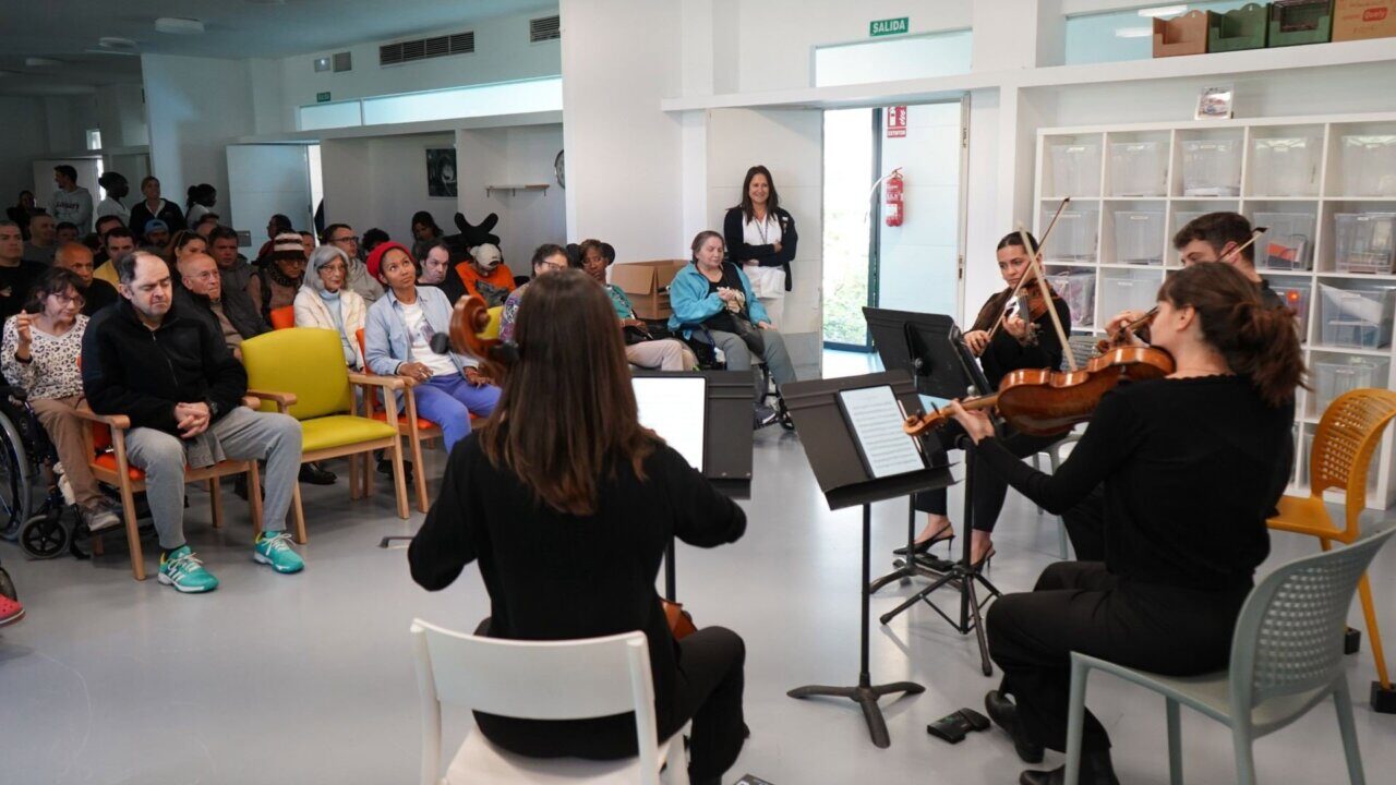 Cuarteto de cuerda de la Orquestra Simf&ograve;nica actuando en una residencia