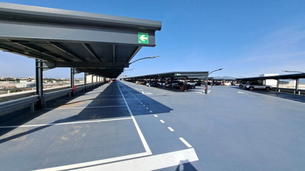 Vista del aparcamiento del aeropuerto con espacio para veh&iacute;culos