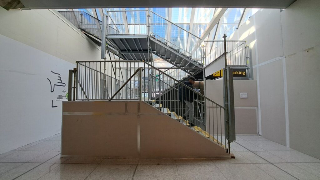 Escalera en el interior de un aeropuerto en construcci&oacute;n