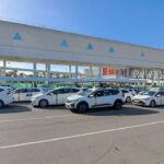 Vista del aeropuerto con taxis esperando en la fila