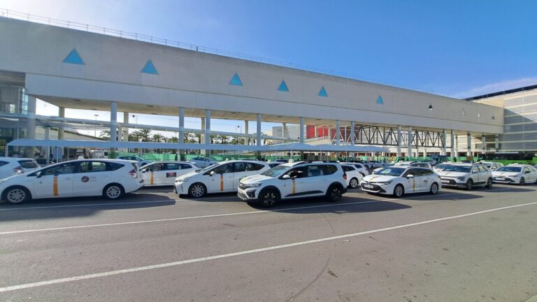 Vista del aeropuerto con taxis esperando en la fila