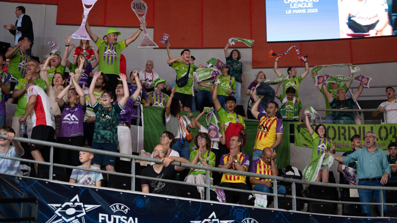 Aficionados del Illes Balears Palma Futsal animando en un partido