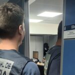 Agente de la polic&iacute;a nacional en una comisar&iacute;a