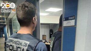 Agente de la polic&iacute;a nacional en una comisar&iacute;a