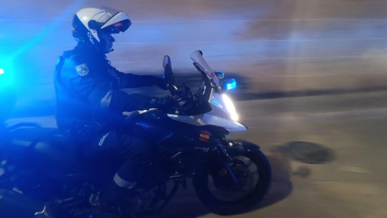Agente de la Polic&iacute;a Nacional conduciendo una moto con luces encendidas