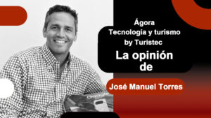Jos&eacute; Manuel Torres hablando sobre tecnolog&iacute;a y turismo en un evento