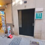 Entrada a un alojamiento tur&iacute;stico en Mallorca con se&ntilde;alizaci&oacute;n visible.