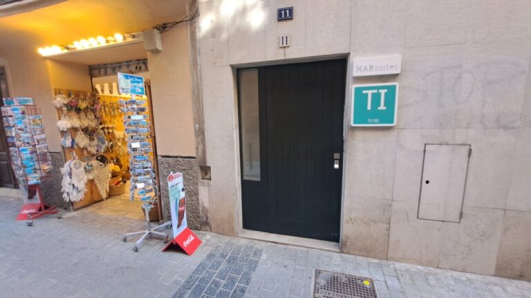Entrada a un alojamiento tur&iacute;stico en Mallorca con se&ntilde;alizaci&oacute;n visible.