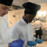 Alumnos de FP cocinando con productos locales en una cocina moderna