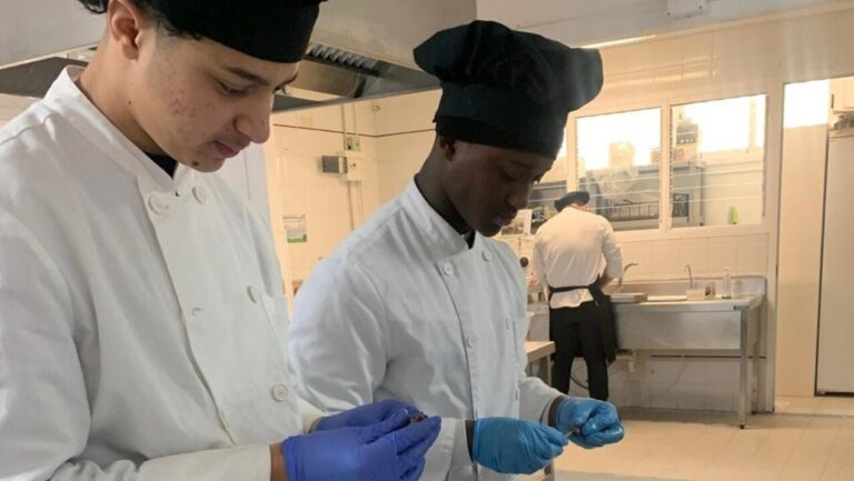 Alumnos de FP cocinando con productos locales en una cocina moderna