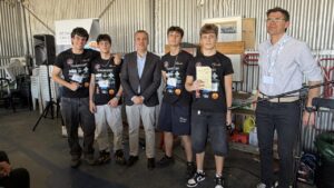 Grupo de estudiantes con camisetas de Team Rocket en evento de minisat&eacute;lite