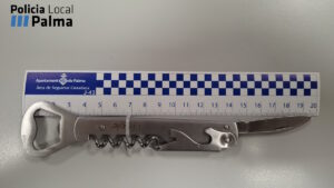 Entra en un bar de Palma y amenaza de muerte a los presentes con un sacacorchos