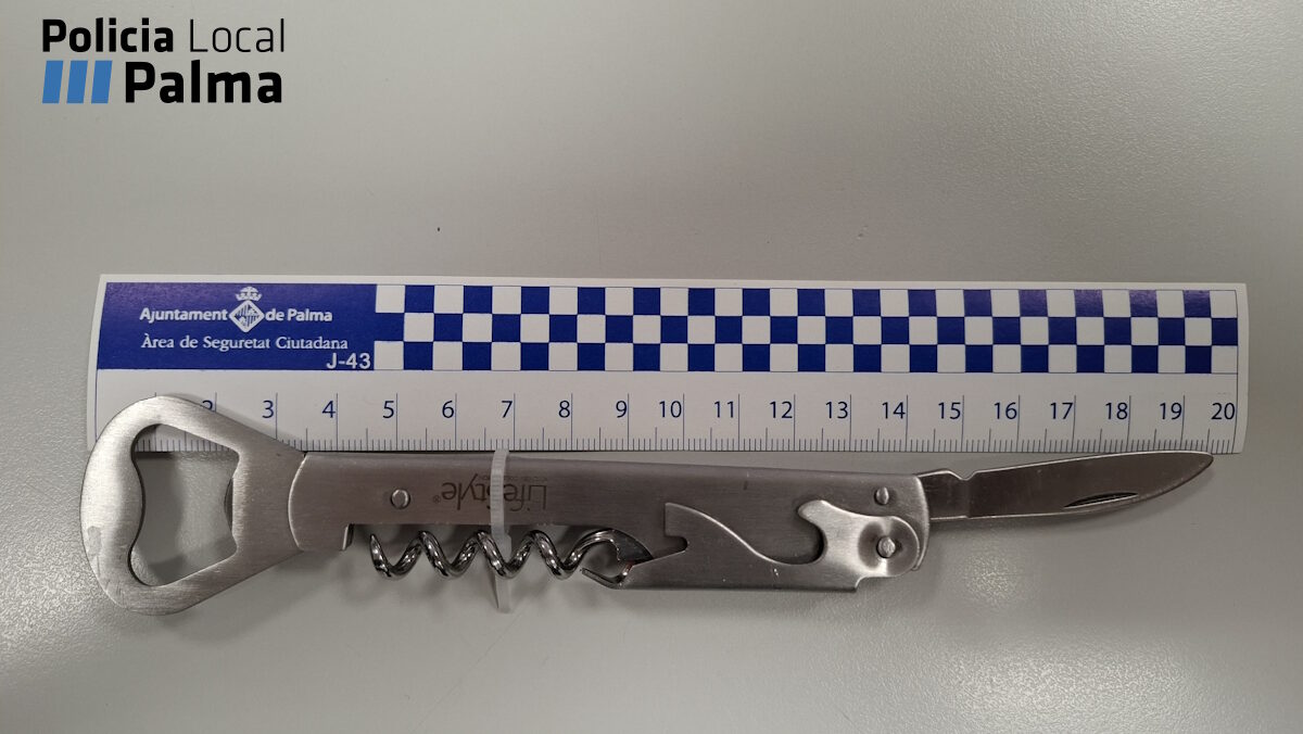 Entra en un bar de Palma y amenaza de muerte a los presentes con un sacacorchos
