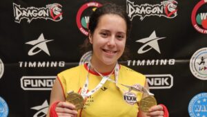 Anal&iacute;a Dom&iacute;nguez sonriente con medallas de oro en kickboxing