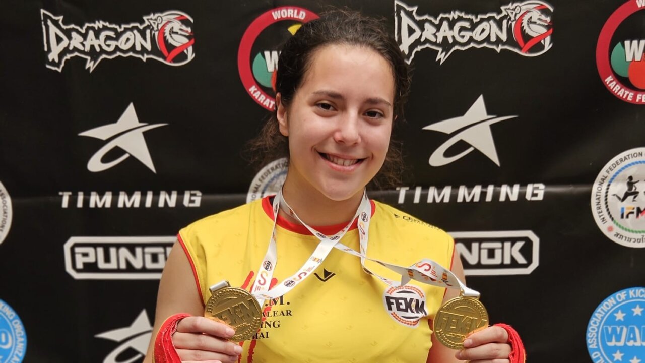 Anal&iacute;a Dom&iacute;nguez sonriente con medallas de oro en kickboxing