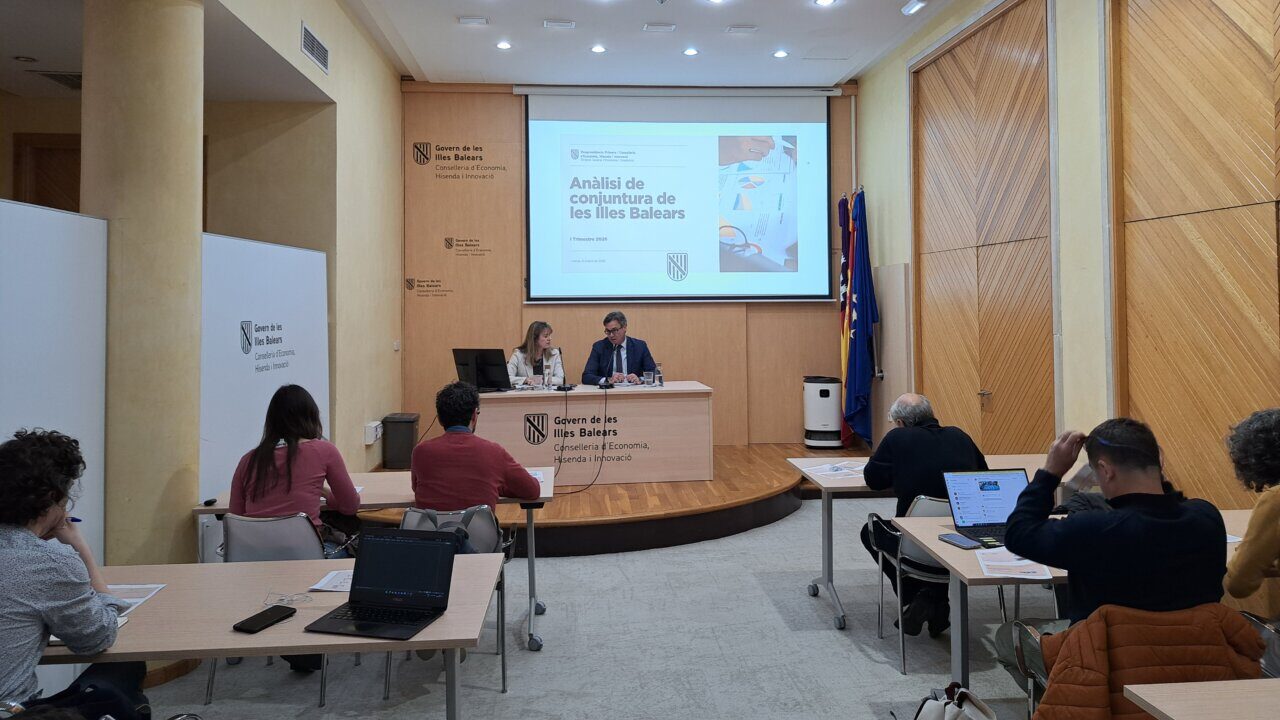 Presentaci&oacute;n sobre el an&aacute;lisis econ&oacute;mico de las Illes Balears en una sala