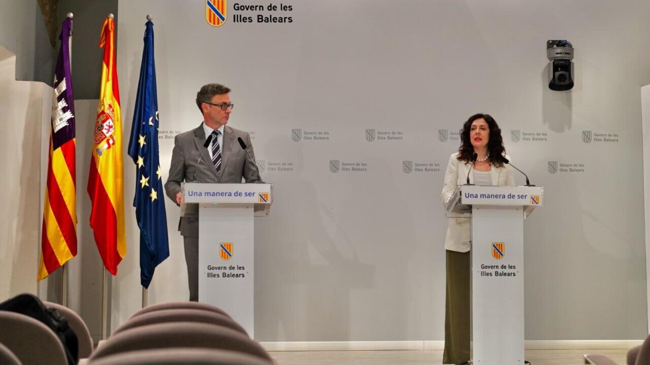 Antoni Costa y Sandra Fern&aacute;ndez en rueda de prensa del Govern balear