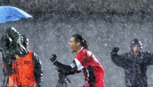 Juan Arango celebra su gol contra el Real Madrid en 2006 bajo la lluvia