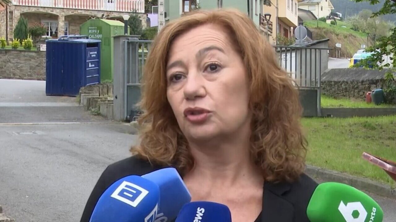Armengol hablando sobre contratos de mascarillas en un foro