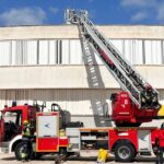 Bomberos trabajando en la claraboya del CEIP Mitj&agrave; de Mar