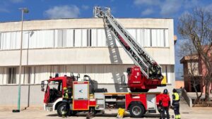 Bomberos trabajando en la claraboya del CEIP Mitj&agrave; de Mar