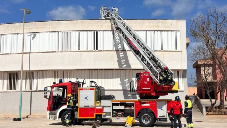Bomberos trabajando en la claraboya del CEIP Mitjà de Mar