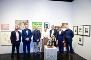 Grupo de personas en la feria de arte contempor&aacute;neo Art Cologne Palma